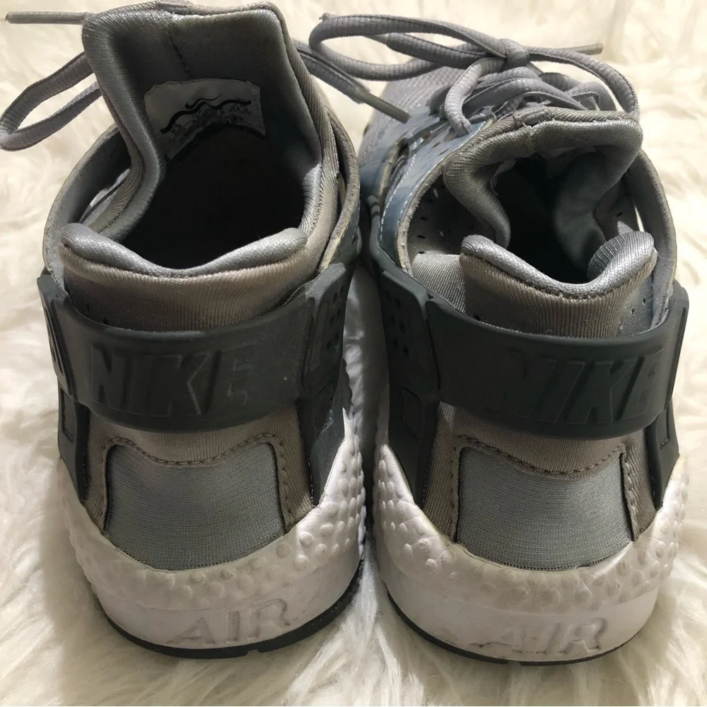 NIKE air huarache sneaker Grey and silver women’s 7.5 sneakers tennis shoes cute